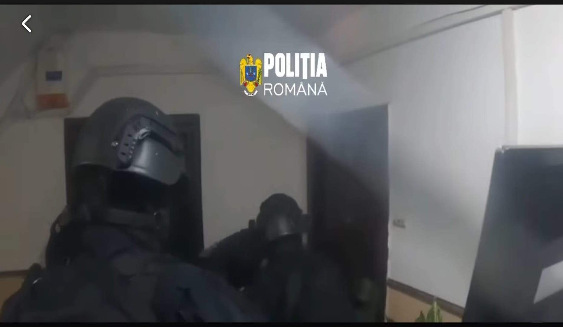 Cine este femeia din cauza căreia mascații au coborât în rapel, pe un bloc din București. Ce meserie are