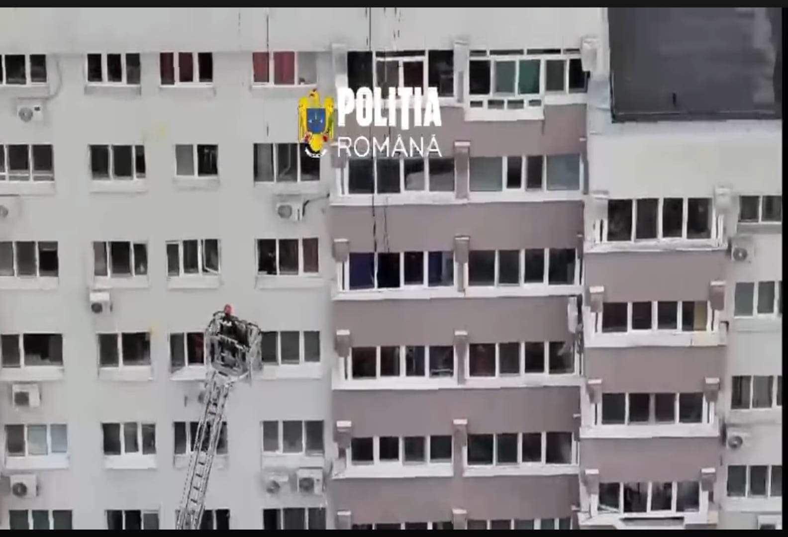 Cine este femeia din cauza căreia mascații au coborât în rapel, pe un bloc din București. Ce meserie are