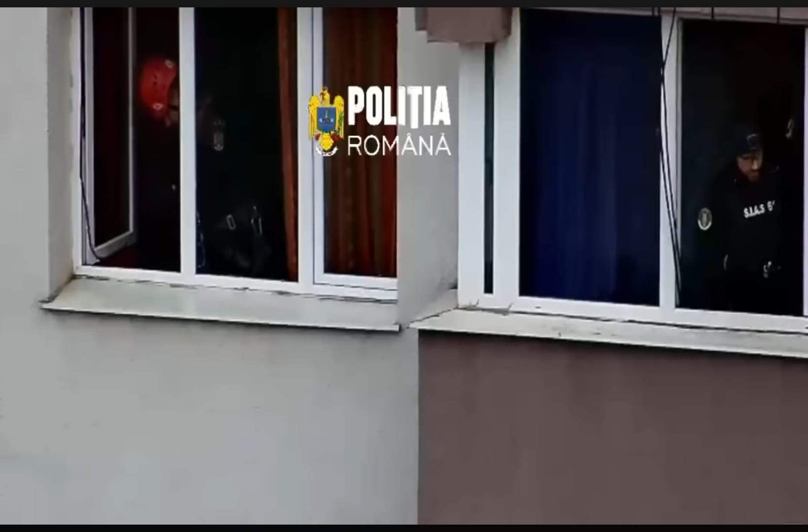 Cine este femeia din cauza căreia mascații au coborât în rapel, pe un bloc din București. Ce meserie are