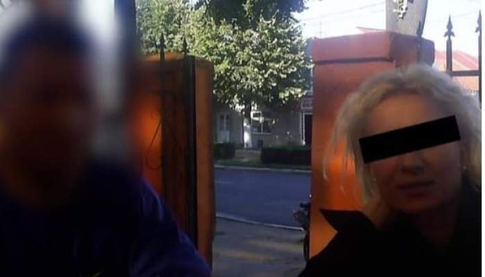 Cine este femeia din cauza căreia mascații au coborât în rapel, pe un bloc din București. Ce meserie are