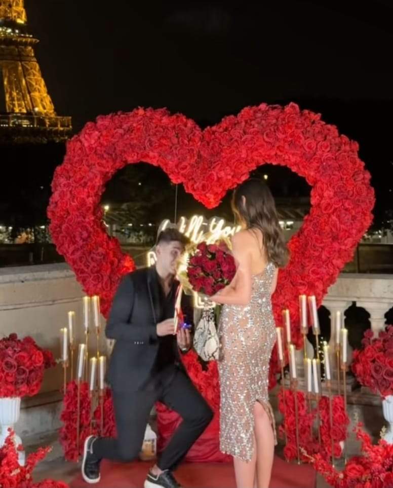 O influenceriță româncă a fost cerută în căsătorie în Paris! Imagini fabuloase cu decorul de vis | FOTO