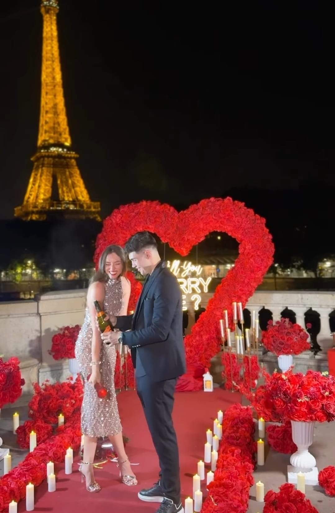 O influenceriță româncă a fost cerută în căsătorie în Paris! Imagini fabuloase cu decorul de vis | FOTO
