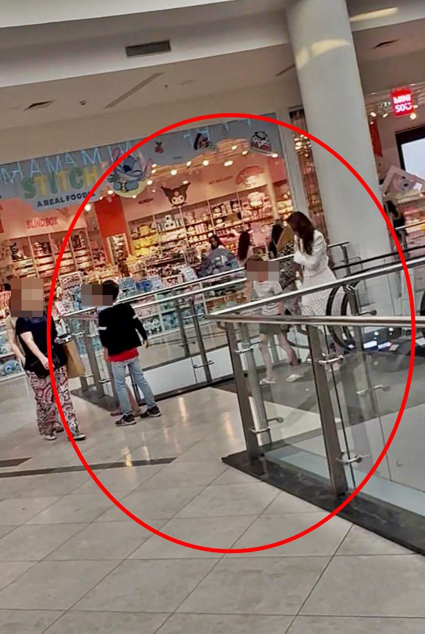 oana toiu cu doua fetite si un baiat