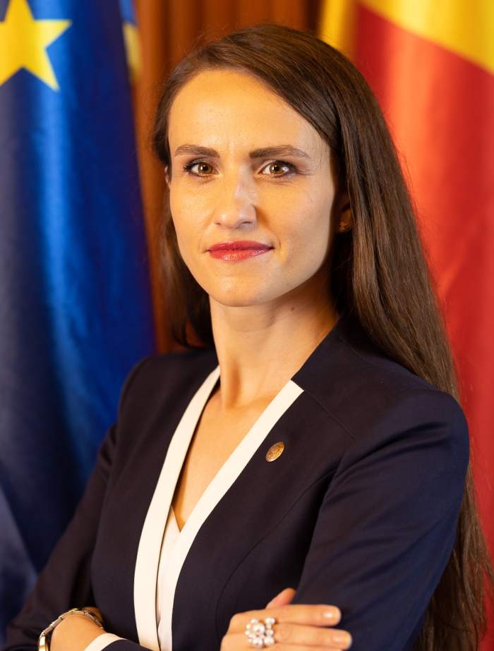 Ministrul de Externe al României, plimbare la mall alături de copii! Cum a fost surprinsă Oana Țoiu | VIDEO