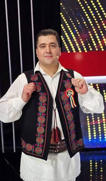 Gelu Voicu poarta costum traditional