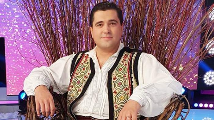 Gelu Voicu sta asezat pe un scaun