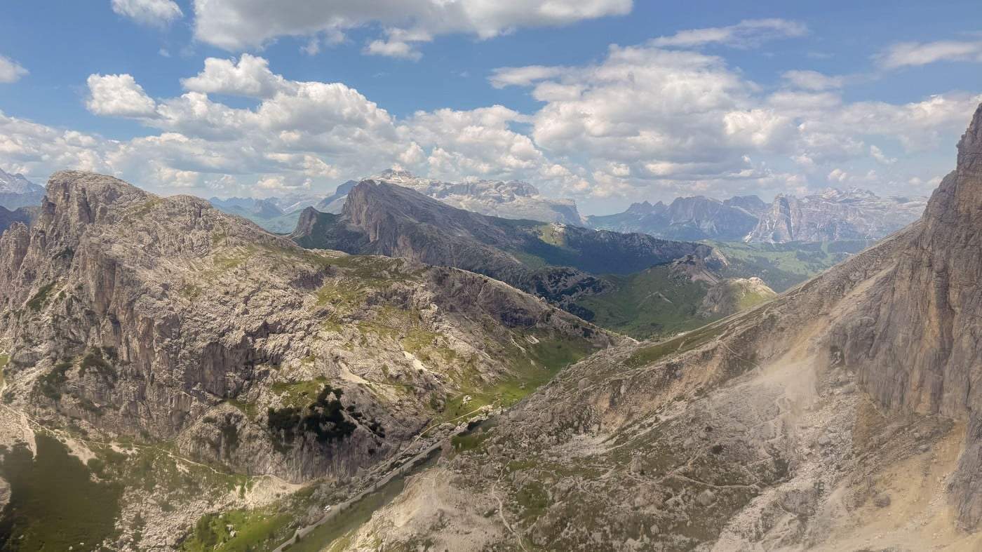 Munții Dolomiți din Italia, cu văi și pășuni alpine verzi