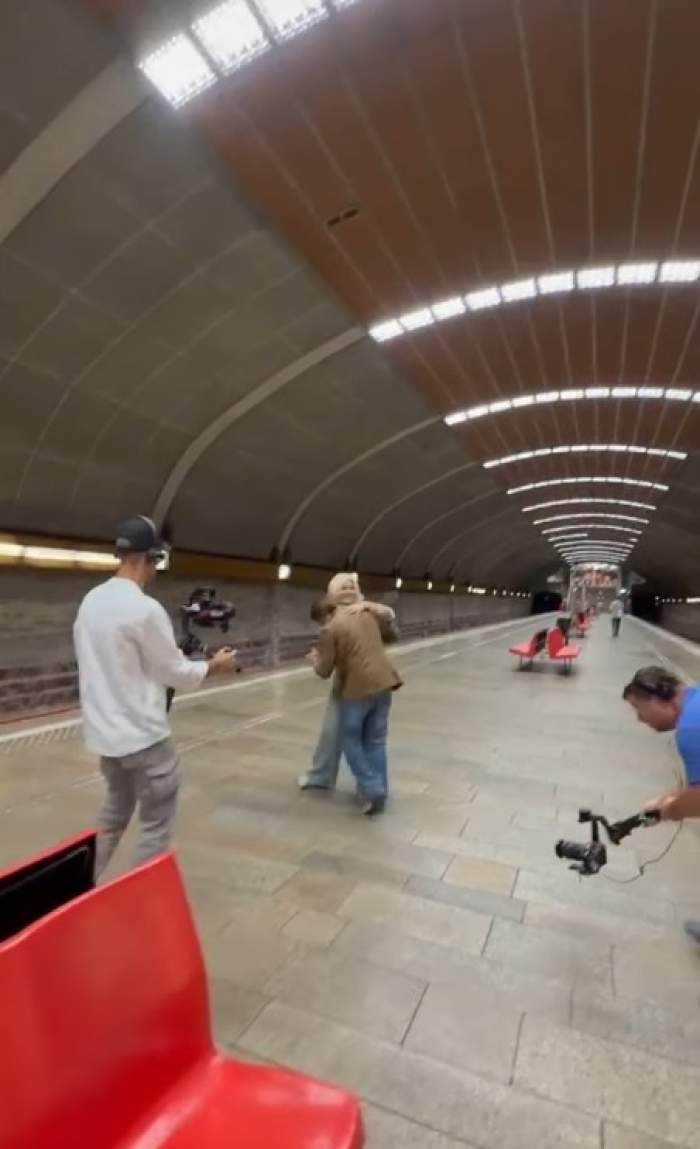 Alessandra Stoicescu, dans cu un actor celebru. Au transformat peronul de metrou în ring