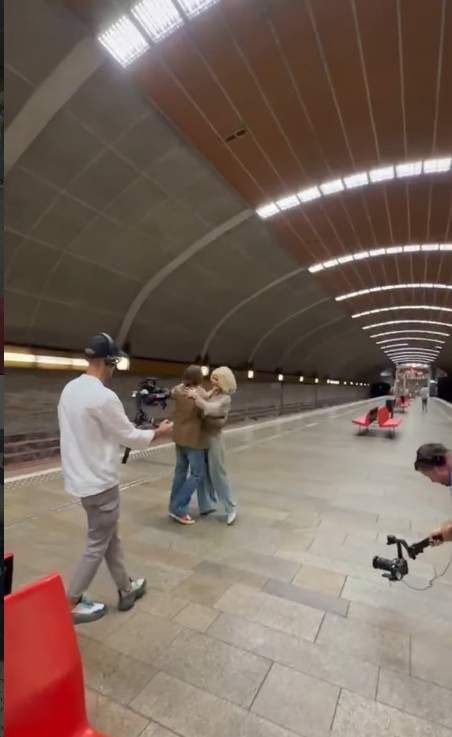 Alessandra Stoicescu, dans cu un actor celebru. Au transformat peronul de metrou în ring
