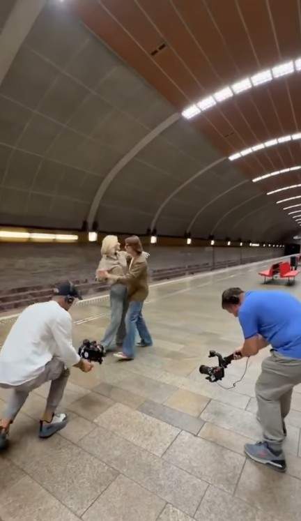 Alessandra Stoicescu, dans cu un actor celebru. Au transformat peronul de metrou în ring