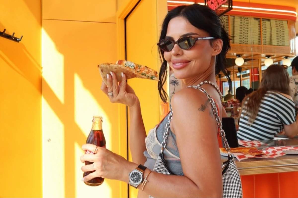 Andreea Popescu, mâncând pizza
