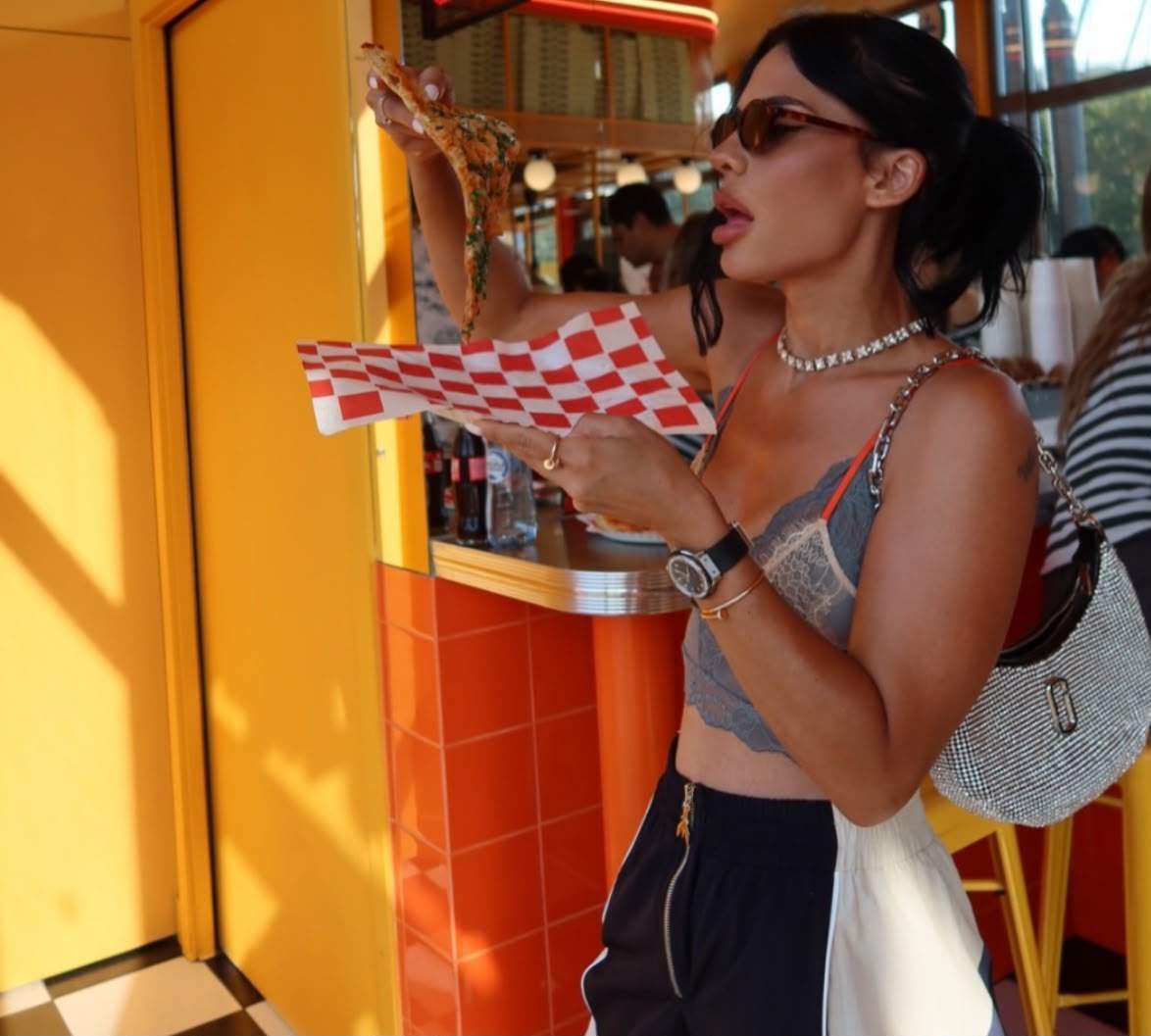 Andreea Popescu, mâncând pizza