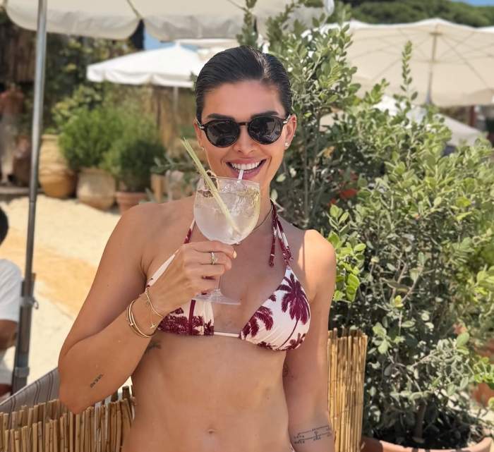 Alina Pușcaș în costum de baie