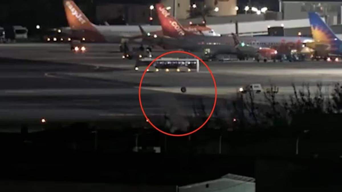 Momentul în care un avion își pierde po roată
