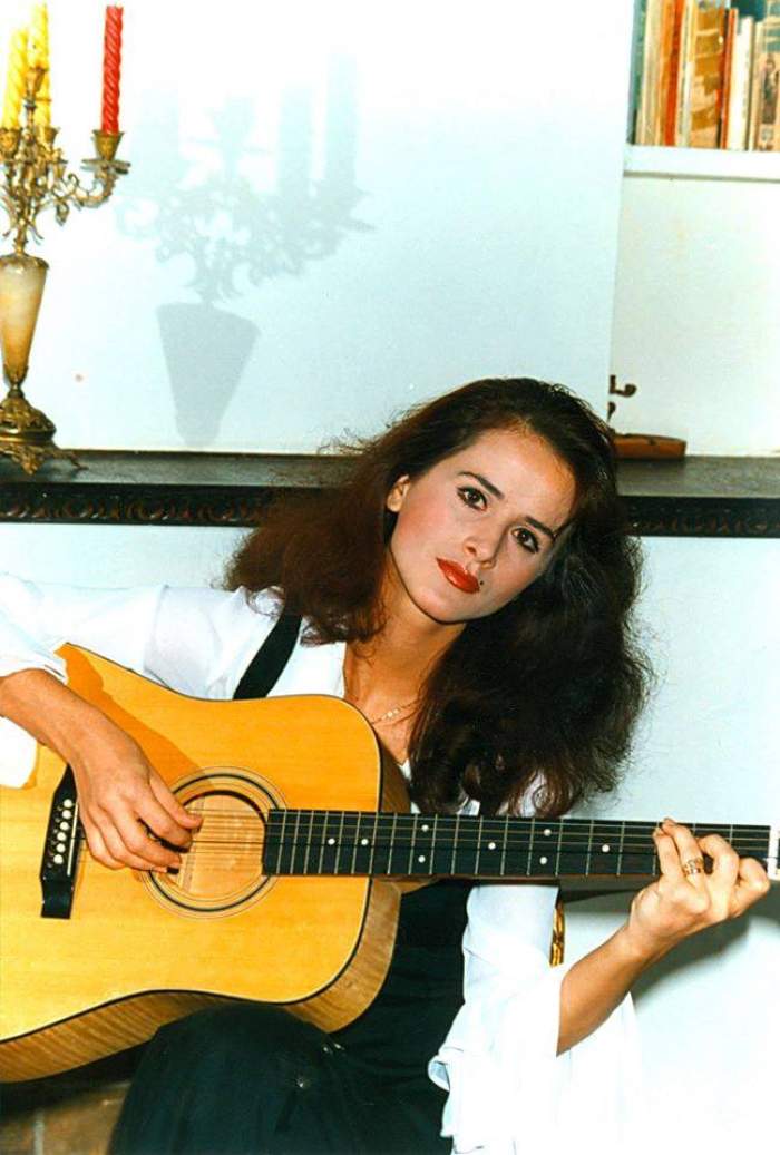 Madalina Manole canta la chitară