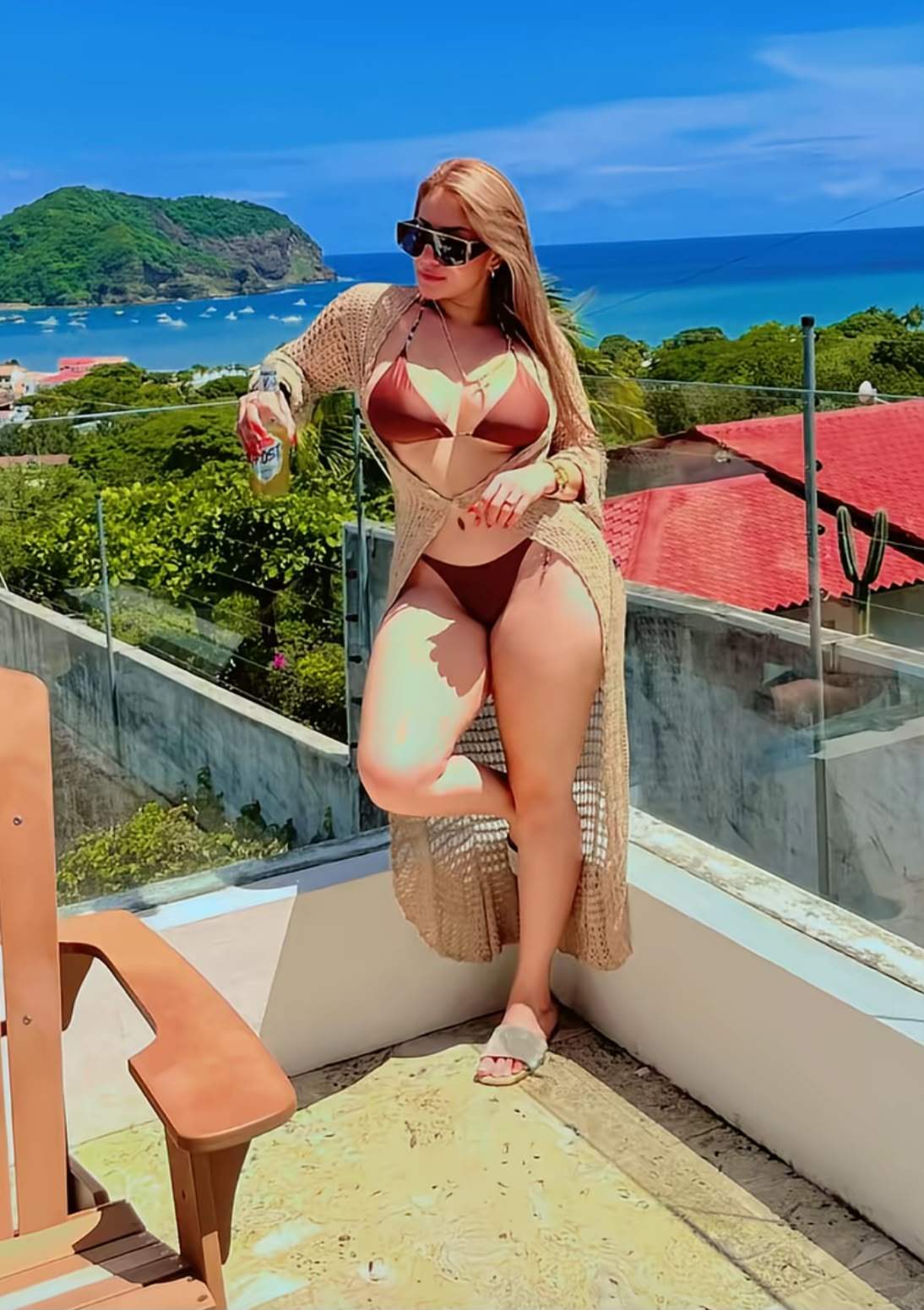 Gabriela Sannarusia în costum de baie