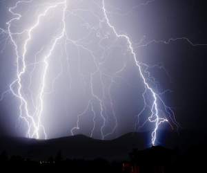 Avertizare meteo de ultimă oră! Cod portocaliu de furtuni, grindină și ploi torențiale. Ce zone sunt vizate