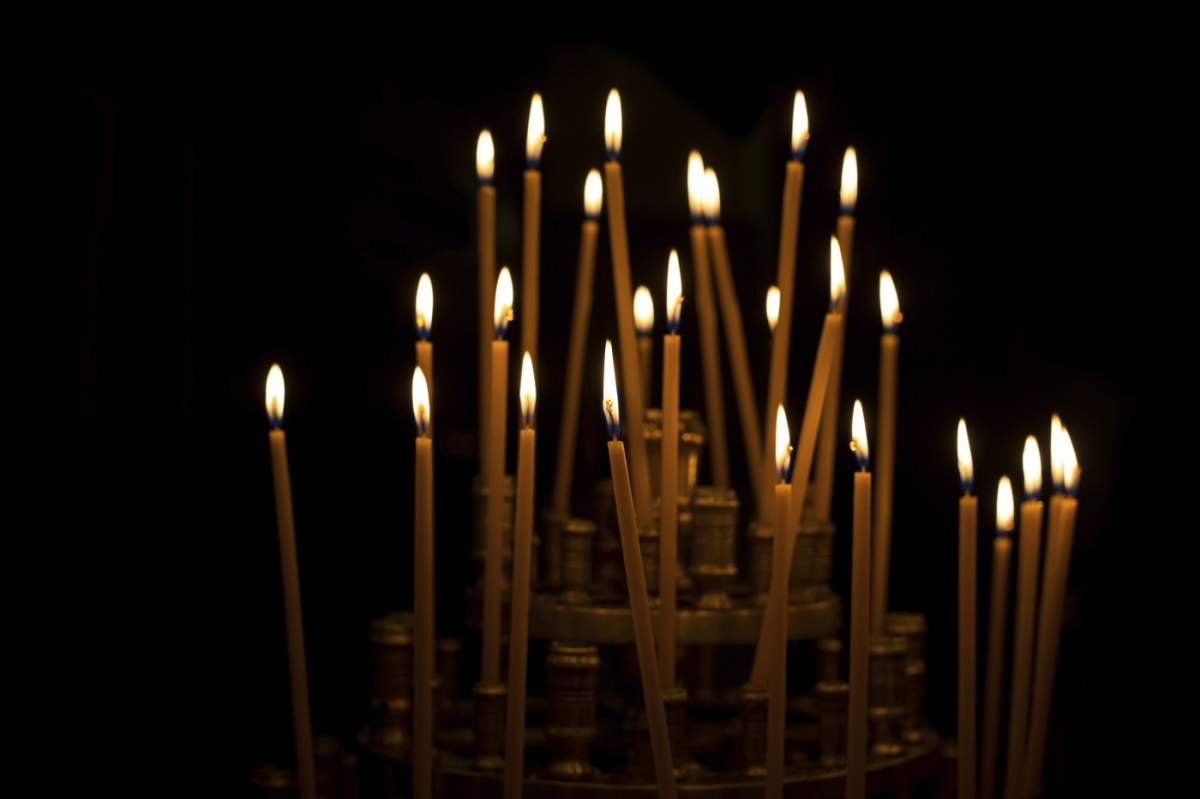 Aprinderea lumânărilor într-o biserică, la Paște sau la un memorial