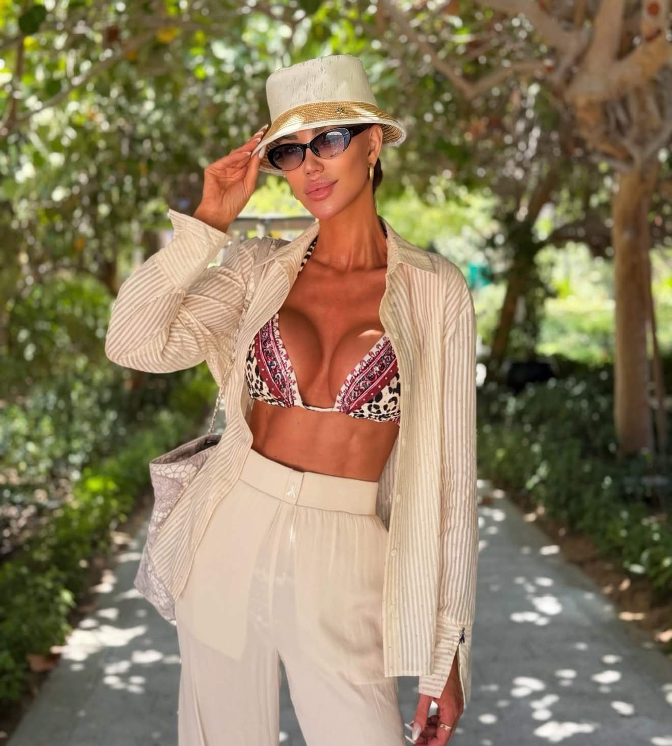 Bianca Drăgușanu în sutien
