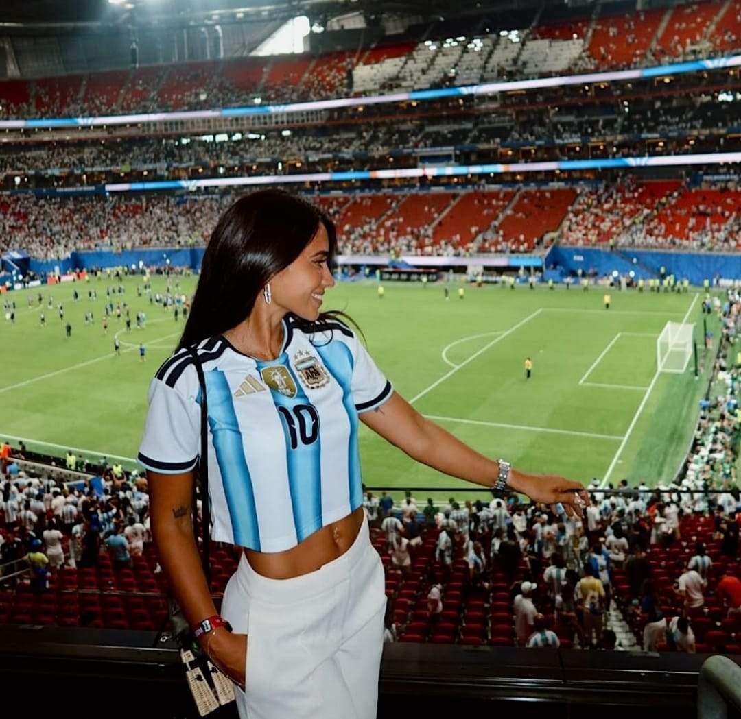 Soția lui Lionel Messi, apariție incendiară în semifinala Cupei Mondiale 2026! Antonella a purtat tricoul Argentinei | FOTO