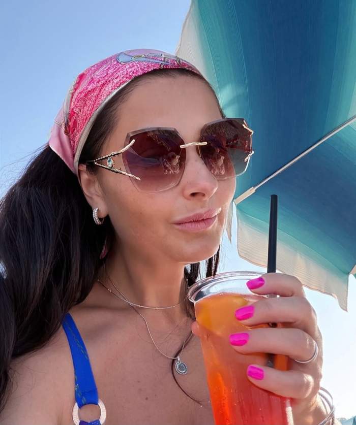 Gabriela Cristea, în cea mai bună formă! Prezentatoarea a făcut furori într-un costum de baie din două piese