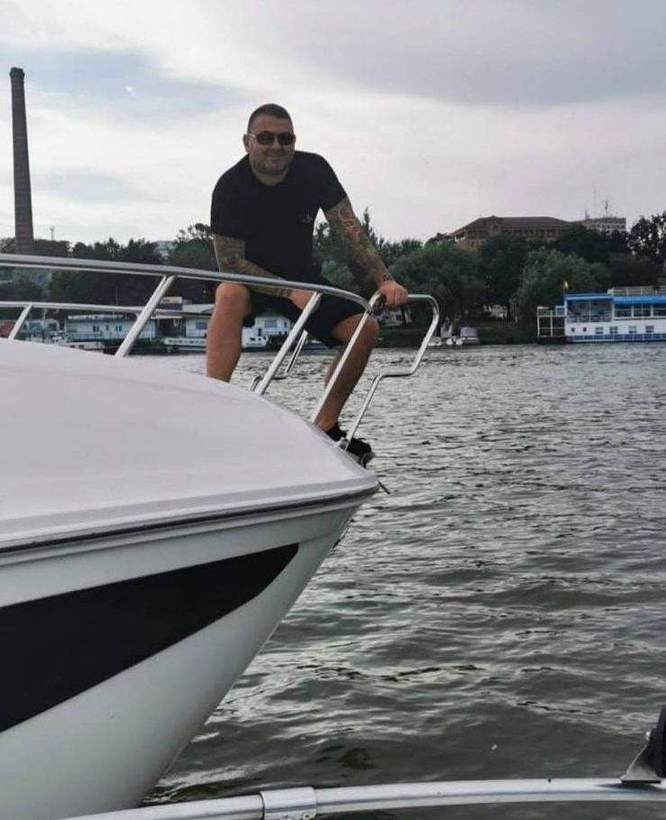 Cine este Marian Buricea pe care l-au săltat mascații. Au venit cu elicopterul și i-au spart și terasa de beton la percheziții