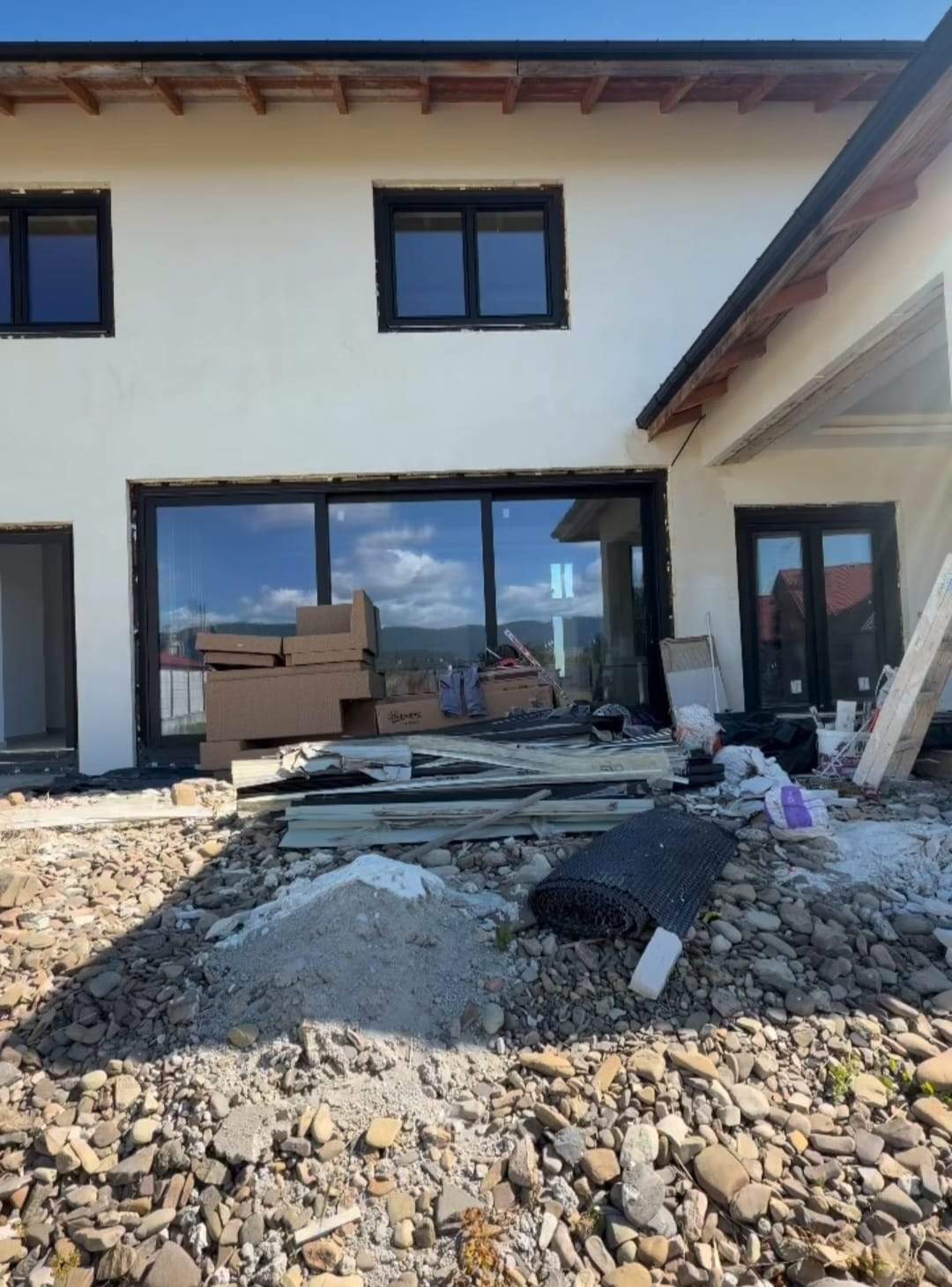 O influenceriță din Suceava și-a făcut o casă la care și vedetele din România ar visa! Cum arată și cât costă locuința, încă în constructie