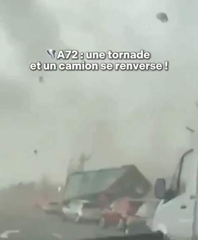 Tornada a făcut prăpăd. Camioane răsturnate pe autostradă, copaci smulși și acoperișuri distruse