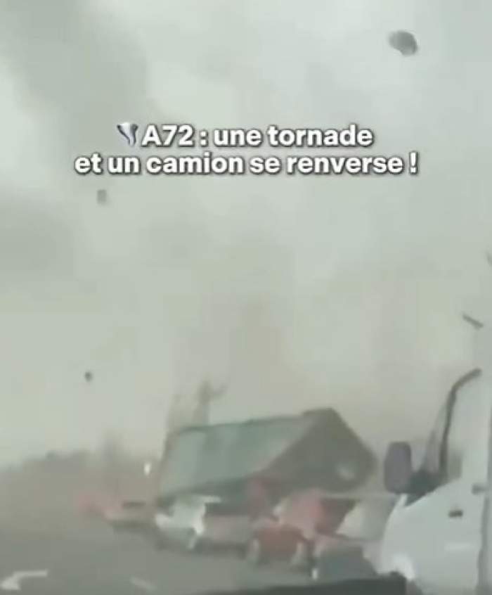 Tornada a făcut prăpăd. Camioane răsturnate pe autostradă, copaci smulși și acoperișuri distruse