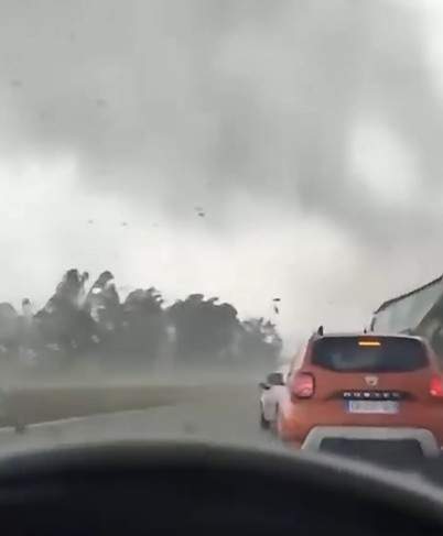 Tornada a făcut prăpăd. Camioane răsturnate pe autostradă, copaci smulși și acoperișuri distruse
