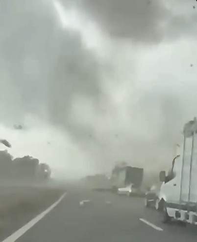 Tornada a făcut prăpăd. Camioane răsturnate pe autostradă, copaci smulși și acoperișuri distruse