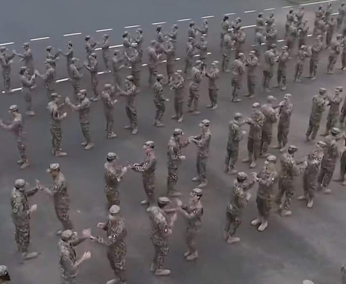 Povestea piesei pe care a fost făcut videoclipul viral cu soldații români. Ce mesaj ascunde