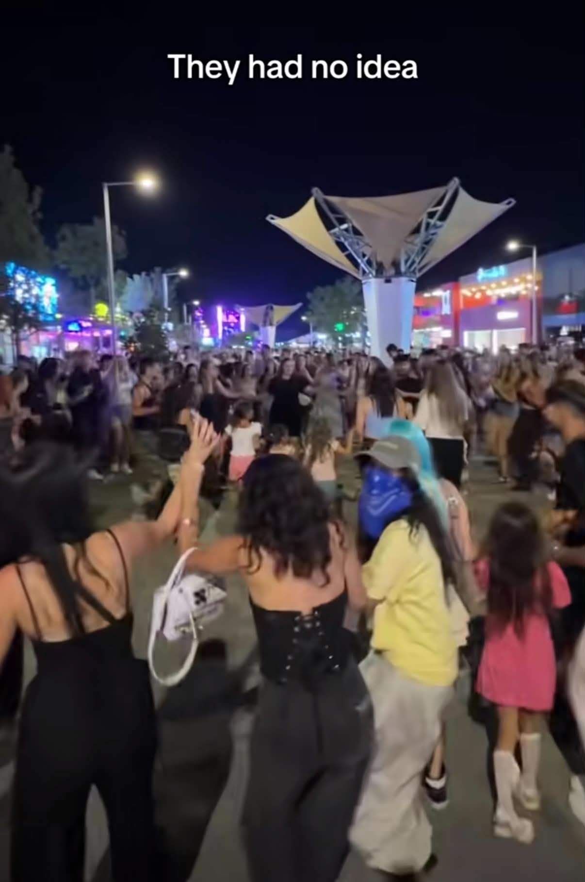 Cum s-a deghizat Inna la festivalul lui Selly. S-a distrat în mijlocul mulțimii fără să fie recunoscută