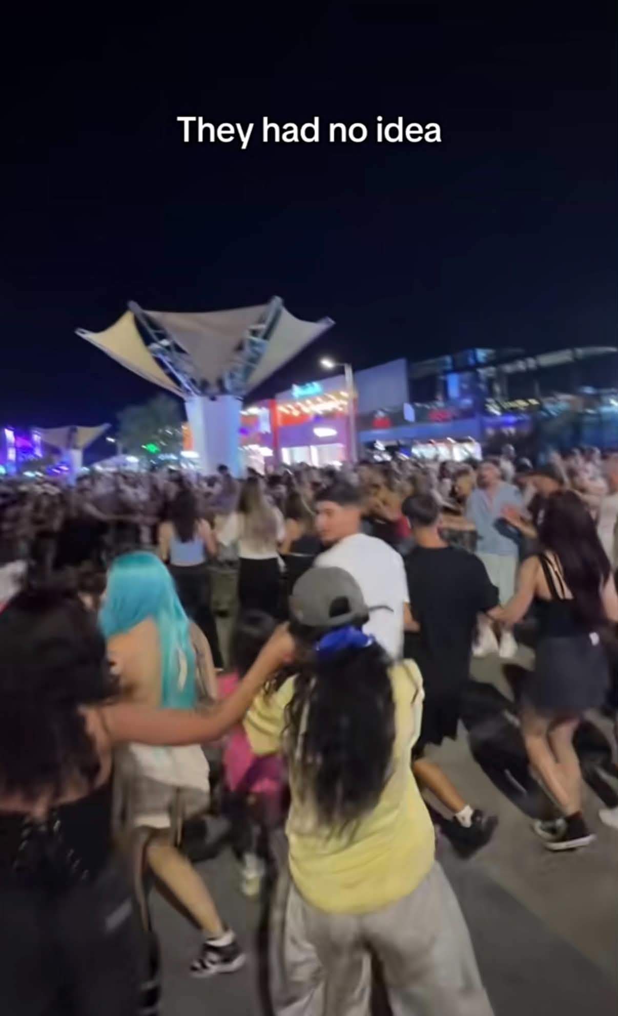 Cum s-a deghizat Inna la festivalul lui Selly. S-a distrat în mijlocul mulțimii fără să fie recunoscută