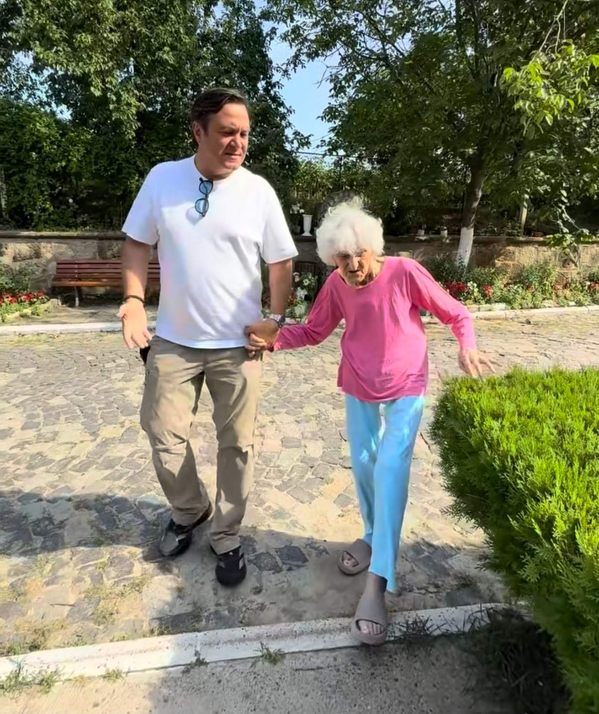 Daniel Buzdugan, momente emoționante alături de mama lui. Femeia a suferit recent un accident
