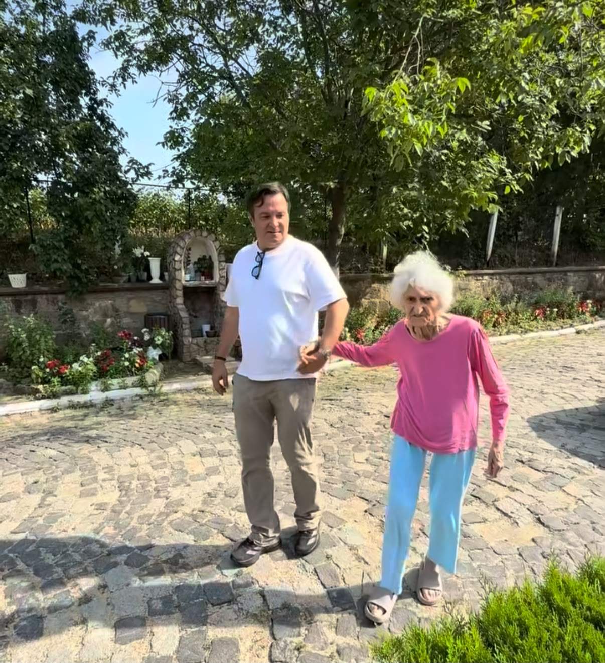 Daniel Buzdugan și mama lui, la biserică