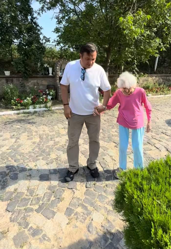 Daniel Buzdugan și mama lui, la biserică