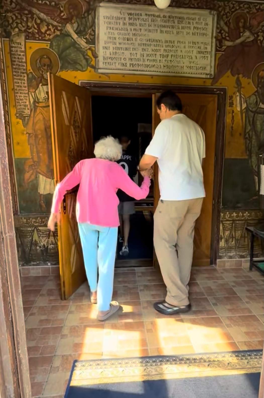 Daniel Buzdugan și mama lui, la biserică