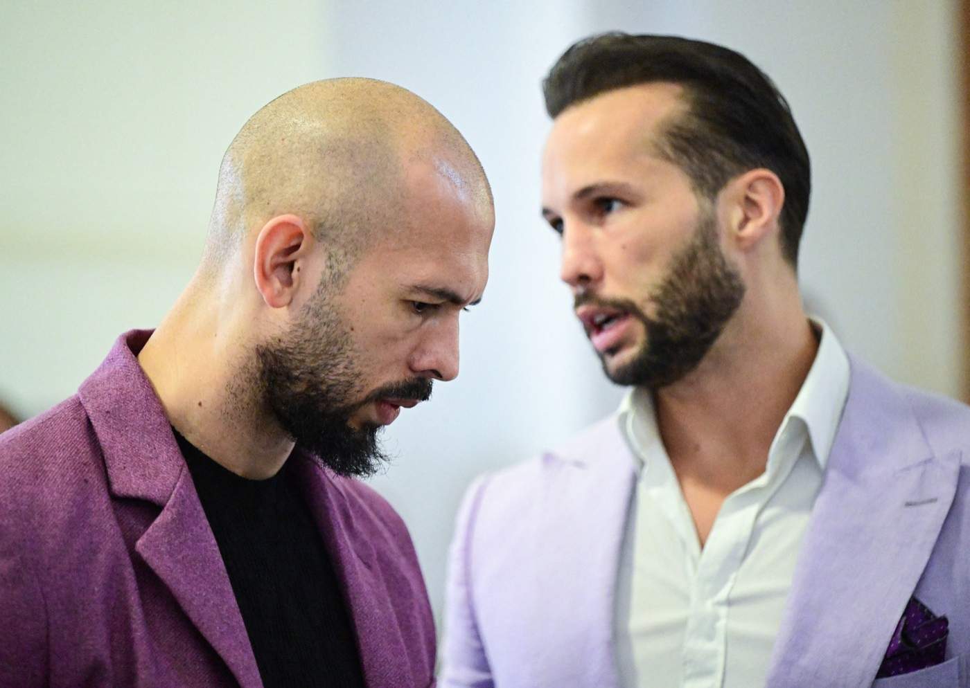 Andrew și Tristan Tate, dosare în mai multe țări. Toate problemele cu legea ale fraților Tate, de la anchetele din România până la acuzațiile din Marea Britanie și SUA