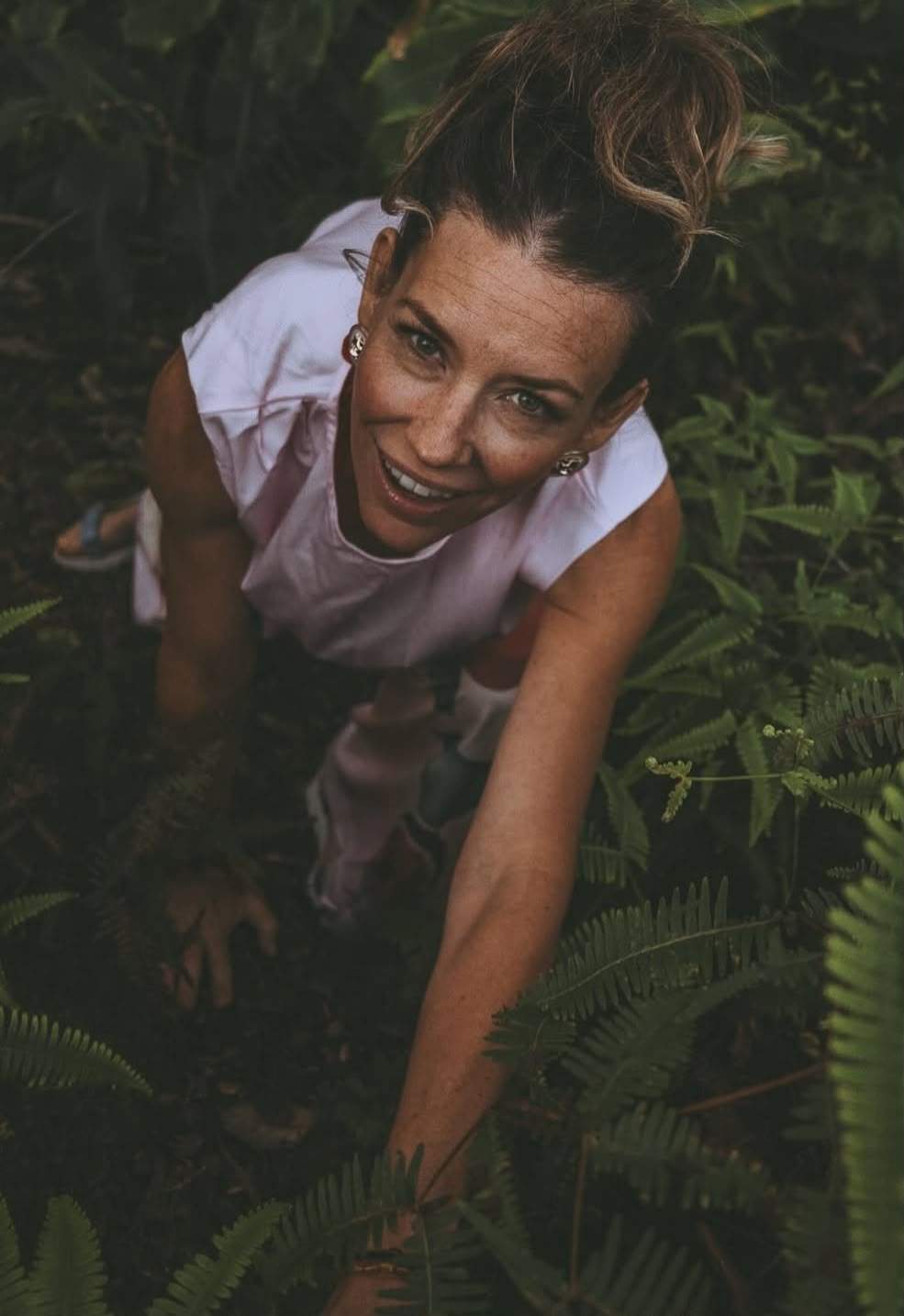 Evangeline Lilly, în pădure