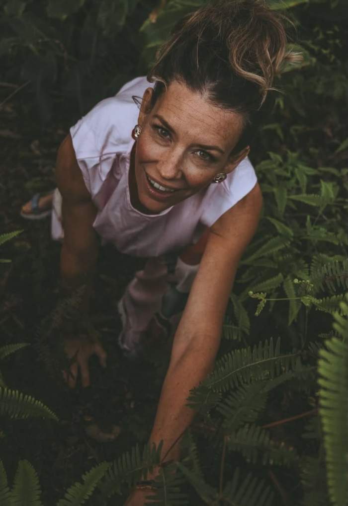 Evangeline Lilly, în pădure