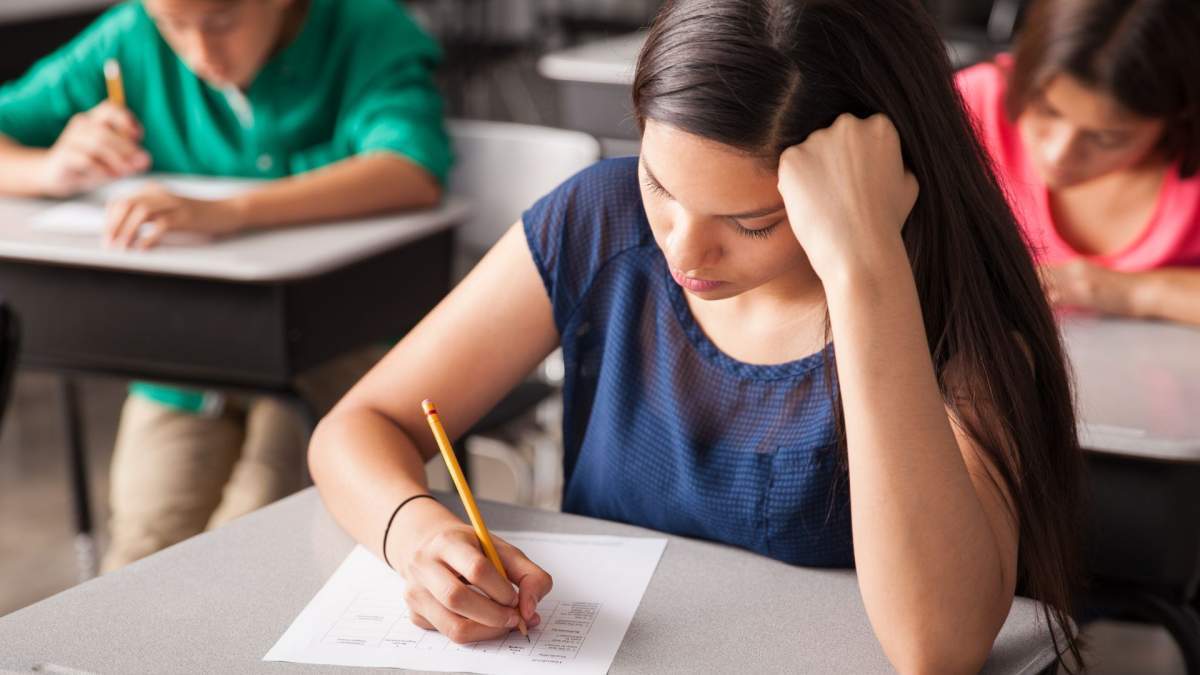 Imagine reprezentativă cu o tânără ce susține un examen