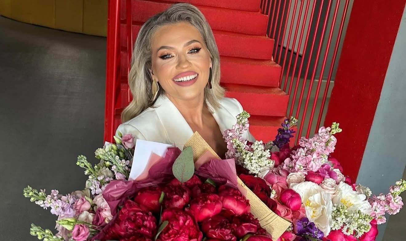 Mirela Vaida ține un buchet de flori în mână