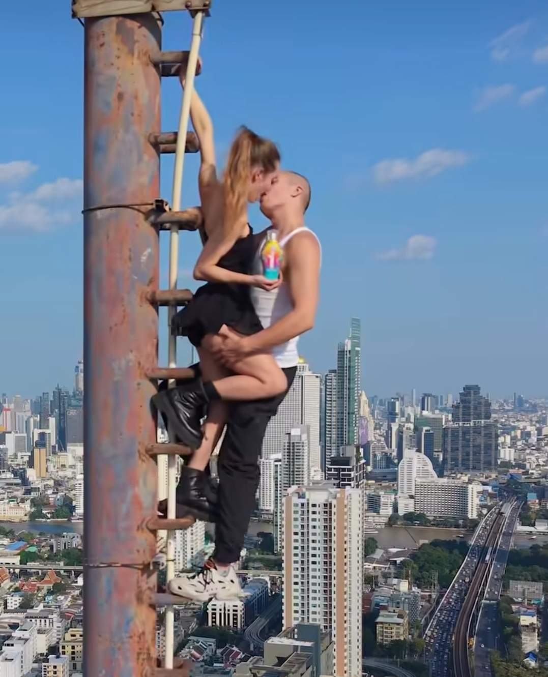 Cine sunt influencerii care s-au urcat ilegal pe Empire State Building. Ambii au peste 1 milion de urmăritori