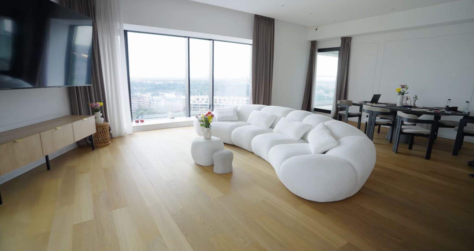Penthouse-ul în care s-au mutat Bisoi și iubita este uriaș! Cum arată noua locuință a vloggerului | FOTO