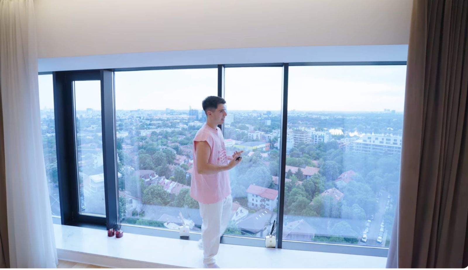 Penthouse-ul în care s-au mutat Bisoi și iubita este uriaș! Cum arată noua locuință a vloggerului | FOTO