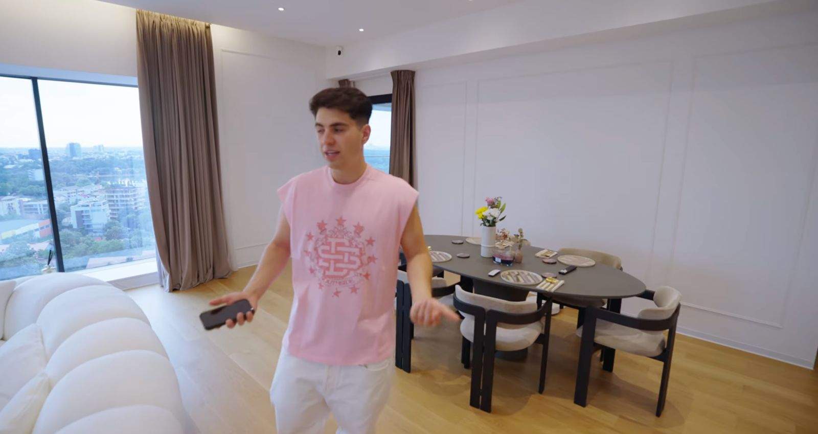 Penthouse-ul în care s-au mutat Bisoi și iubita este uriaș! Cum arată noua locuință a vloggerului | FOTO