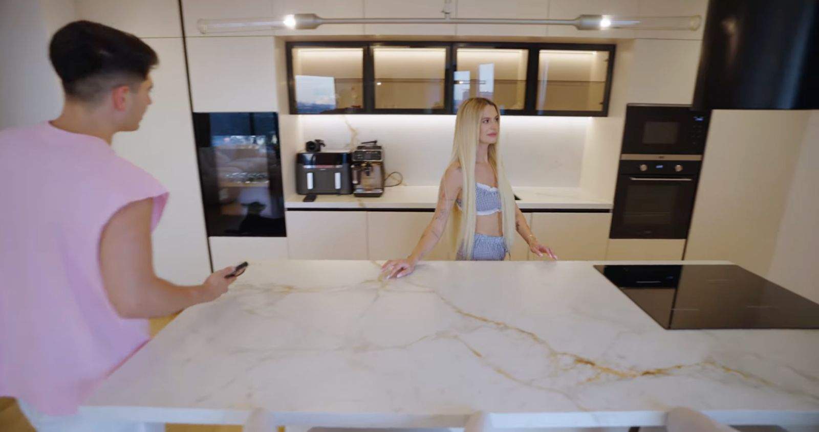 Penthouse-ul în care s-au mutat Bisoi și iubita este uriaș! Cum arată noua locuință a vloggerului | FOTO
