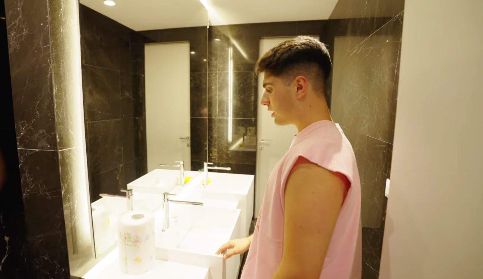 Penthouse-ul în care s-au mutat Bisoi și iubita este uriaș! Cum arată noua locuință a vloggerului | FOTO