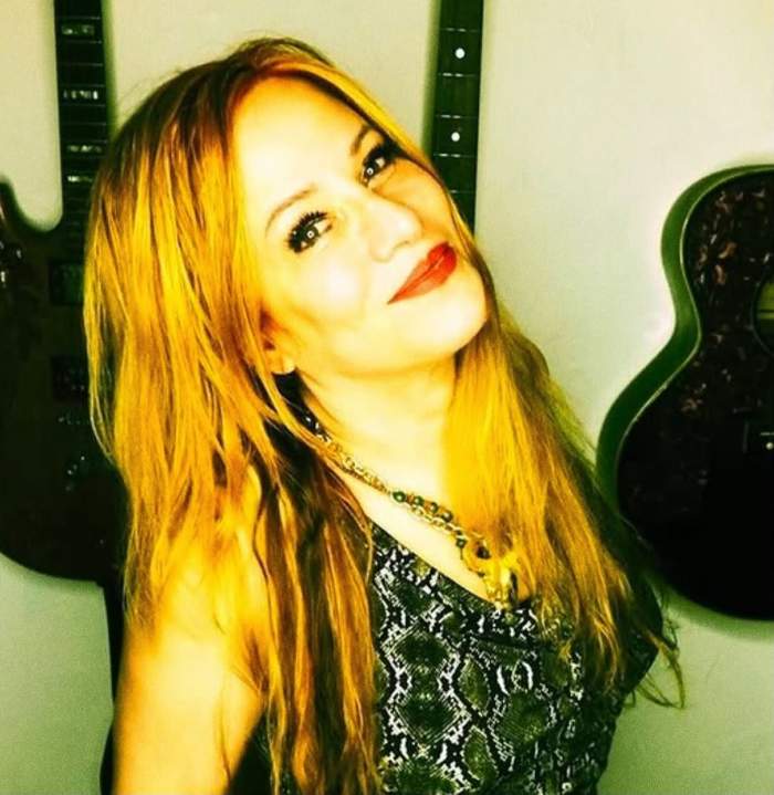 Jennifer Finch, zâmbind